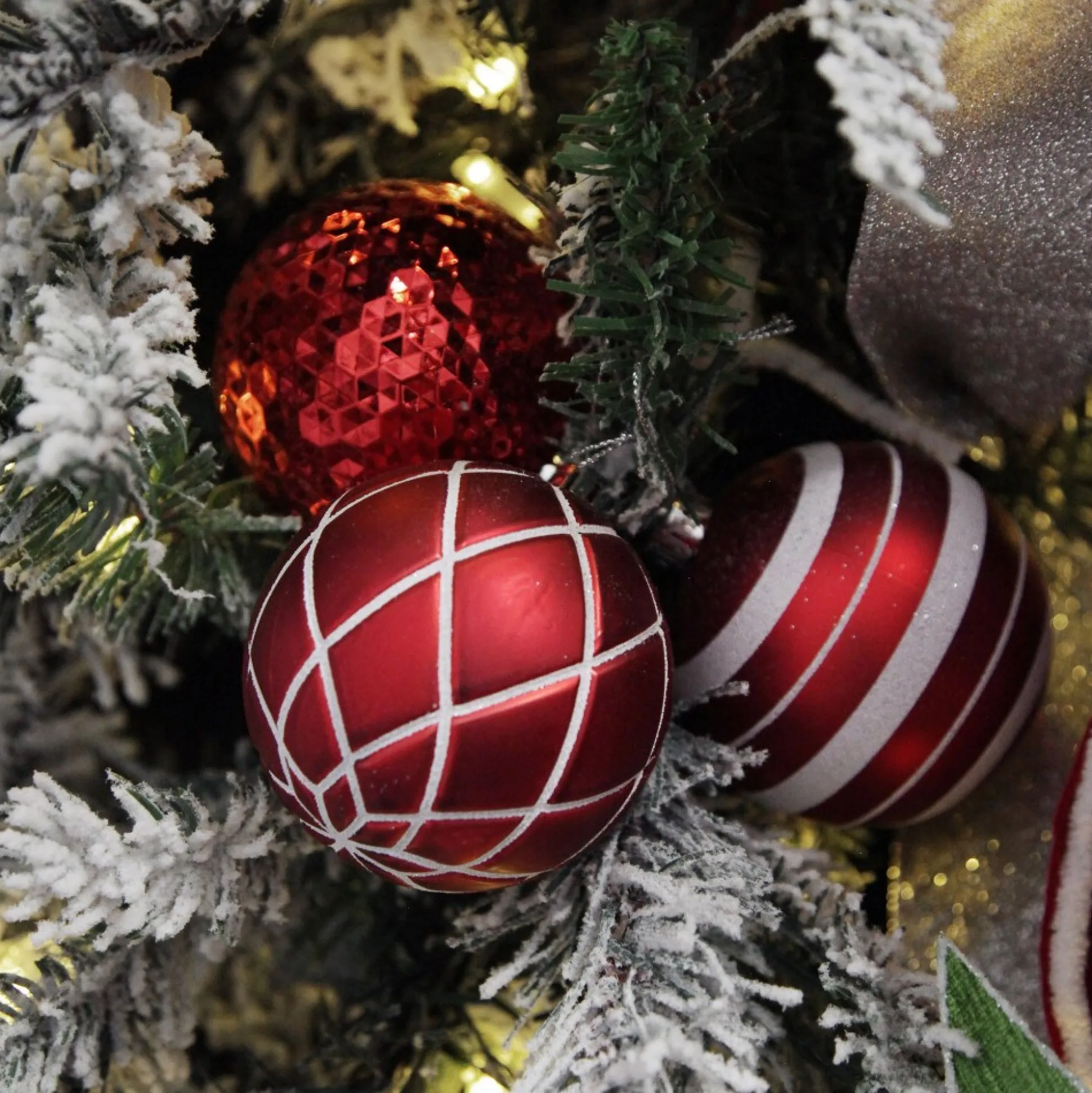 Assorted Decorative Red and White Shatterproof Christmas Baubles - Set of 6 Christmas Bauble Sets|