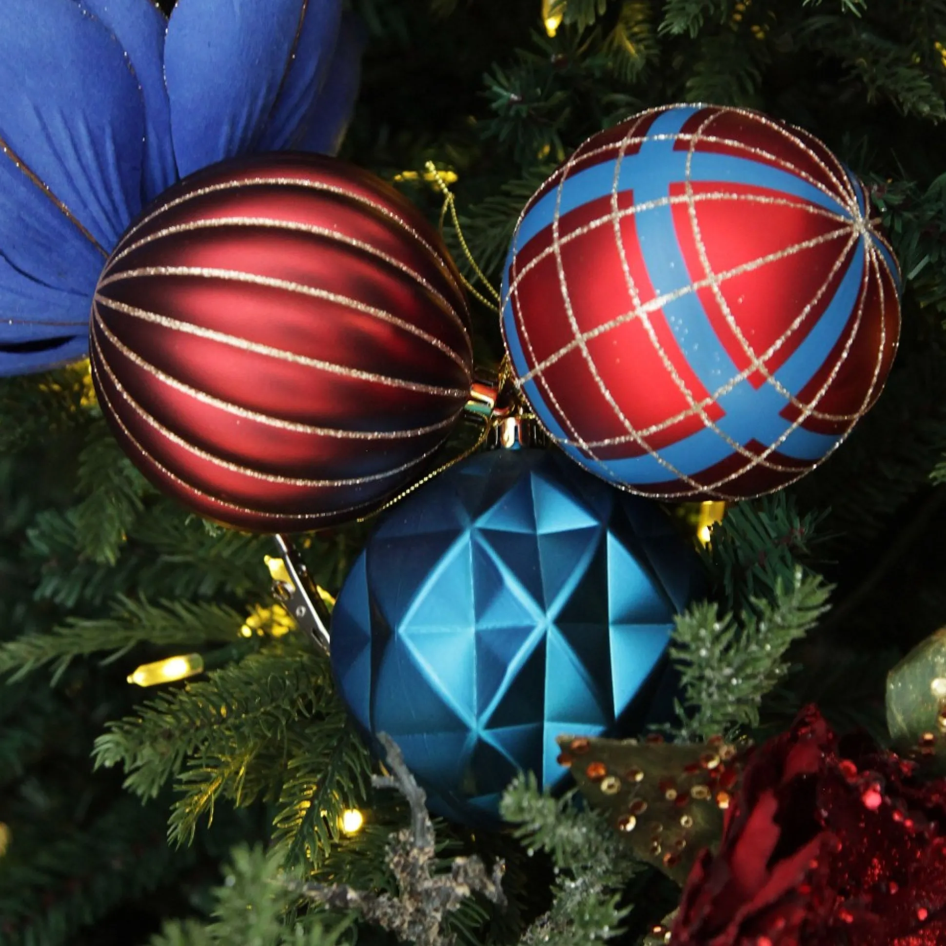 Assorted Decorative Red and Blue Shatterproof Christmas Baubles - Set of 4 Christmas Bauble Sets|