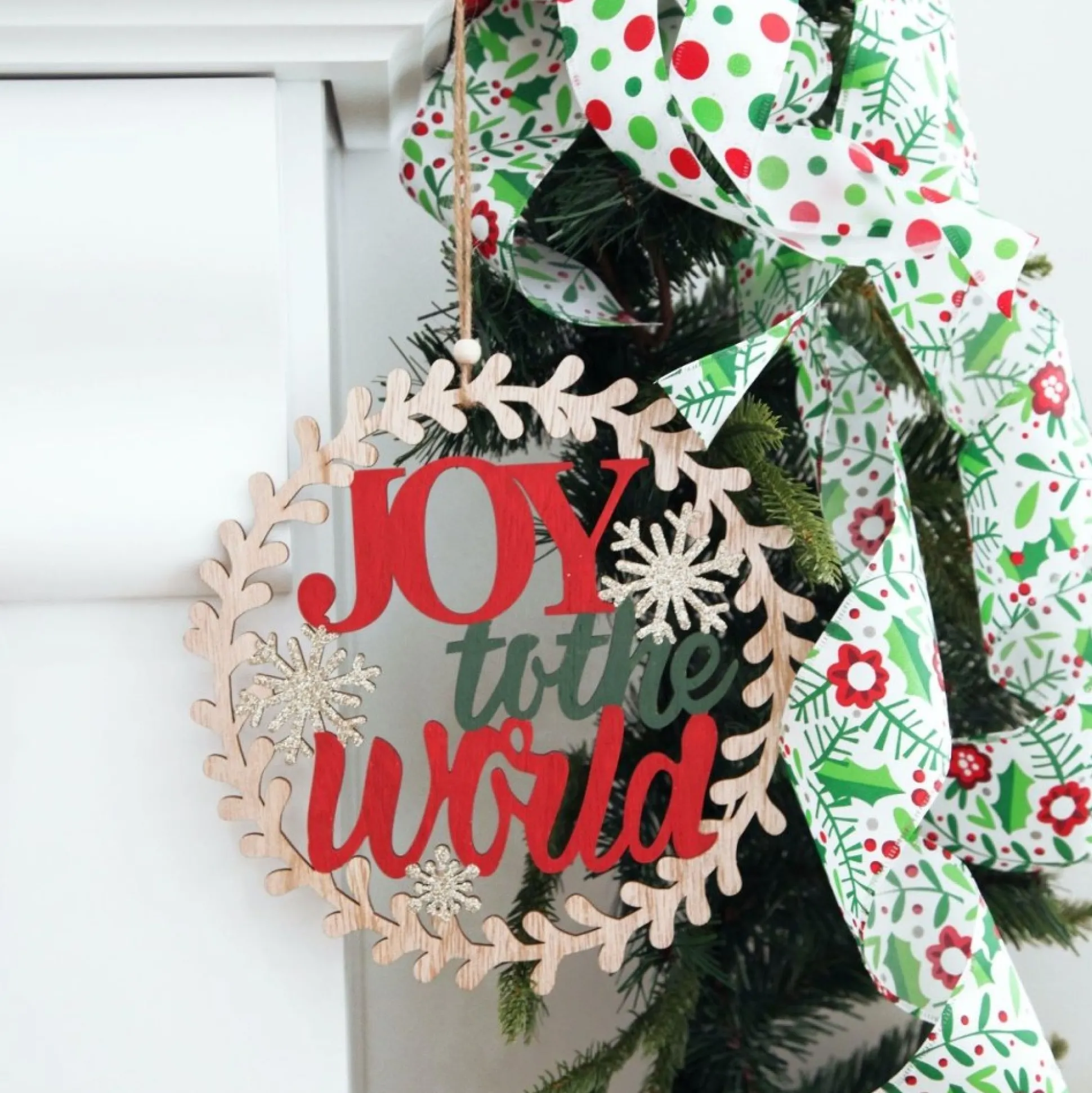 Joy to the World Wooden Circle Wreath Plaque Wall Hangings And Signs|